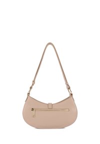 Borsa a mano in pelle beige con forma curva, dotata di una tasca frontale con cerniera e una singola tracolla. Dettagli in metallo dorato.