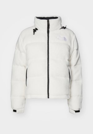 Chaqueta de plumas blanca con detalles en negro, cuello alto, cierre frontal con cremallera y paneles cosidos. Presenta un logo en el lado izquierdo superior.