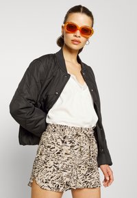 Vero Moda Petite VMEASYNW - Calções - white pepper