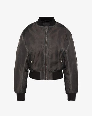 Giacca bomber nera con cerniera frontale, colletto, polsini e orlo a coste, due tasche frontali inclinate con bottoni a pressione e una tasca sulla manica.