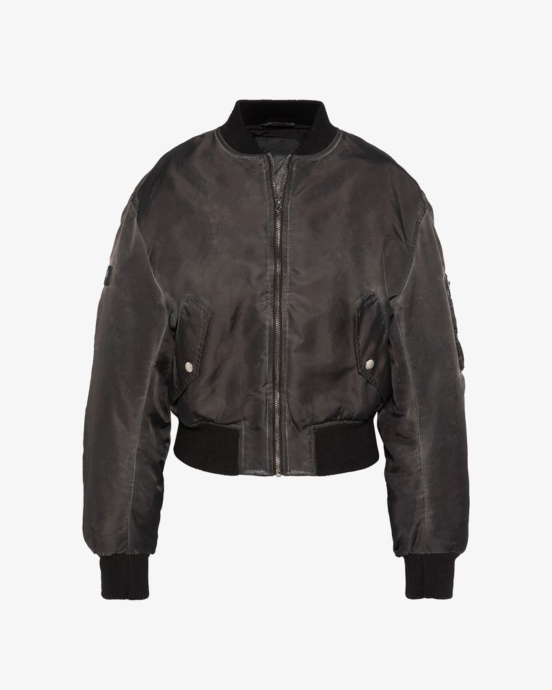Veste bomber noire avec fermeture éclair devant, col, poignets et ourlet côtelés, deux poches avant inclinées avec boutons-pression et une poche sur la manche.