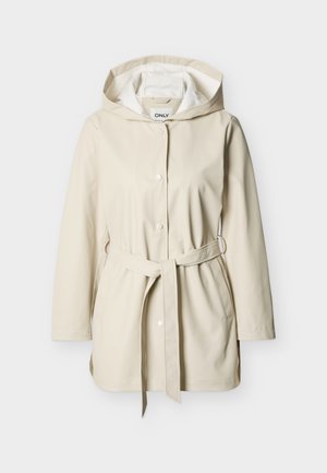 Impermeabile beige con cappuccio, maniche lunghe, bottoni a pressione anteriori, due tasche laterali e cintura abbinata annodata in vita.