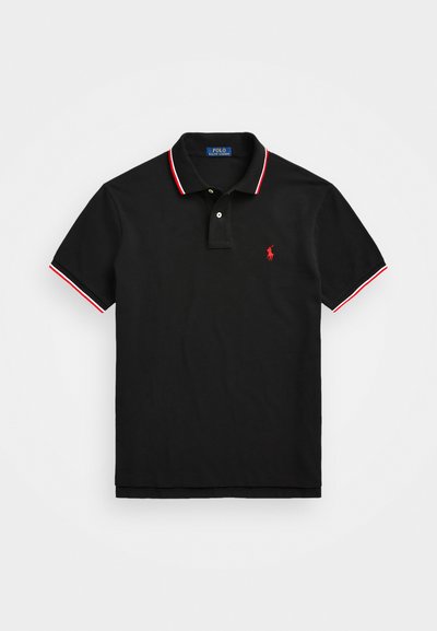 Polo de manga curta preto com acabamento em vermelho e branco no colarinho e nas mangas, com abertura de dois botões e pequeno logo bordado em vermelho no peito.