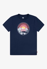 Camiseta de algodón azul marino con un gráfico circular de montañas y un atardecer, con "Levi Strauss & Co" y una ilustración de un oso.