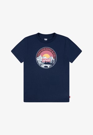 Camiseta de algodón azul marino con un gráfico circular de montañas y un atardecer, con "Levi Strauss & Co" y una ilustración de un oso.