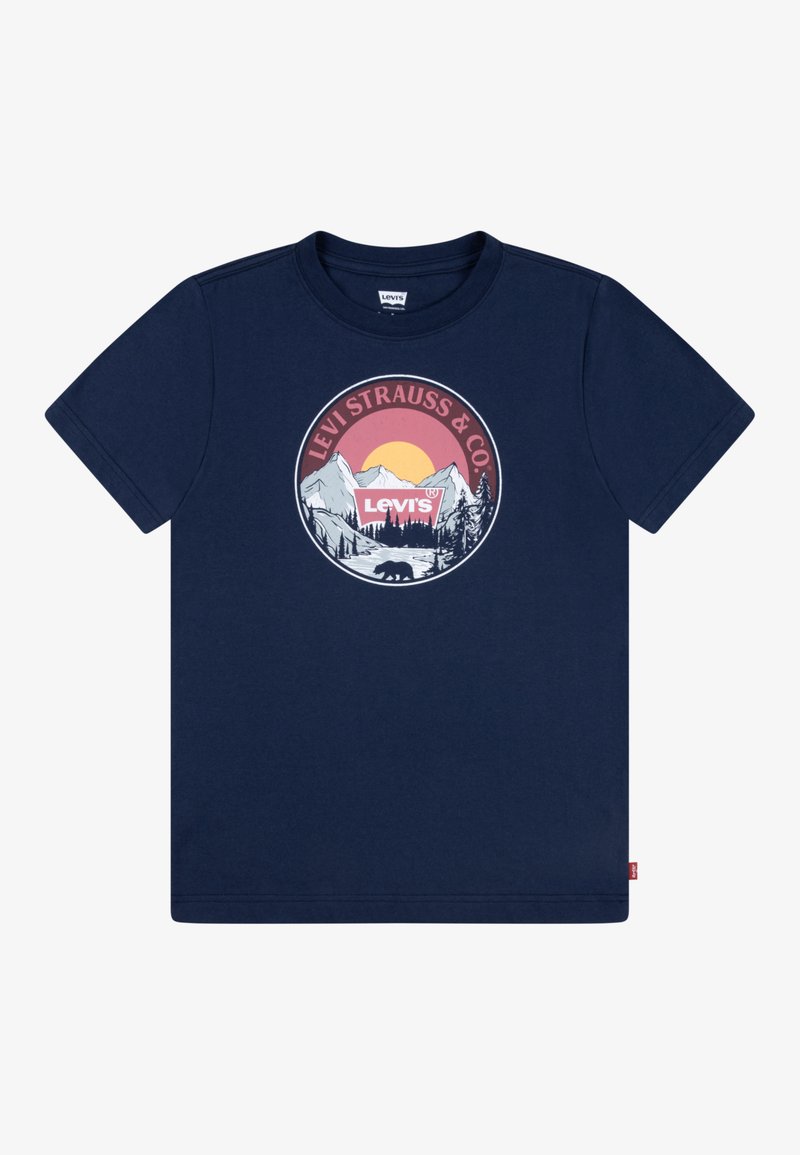 Camiseta de algodón azul marino con un gráfico circular de montañas y un atardecer, con "Levi Strauss & Co" y una ilustración de un oso.