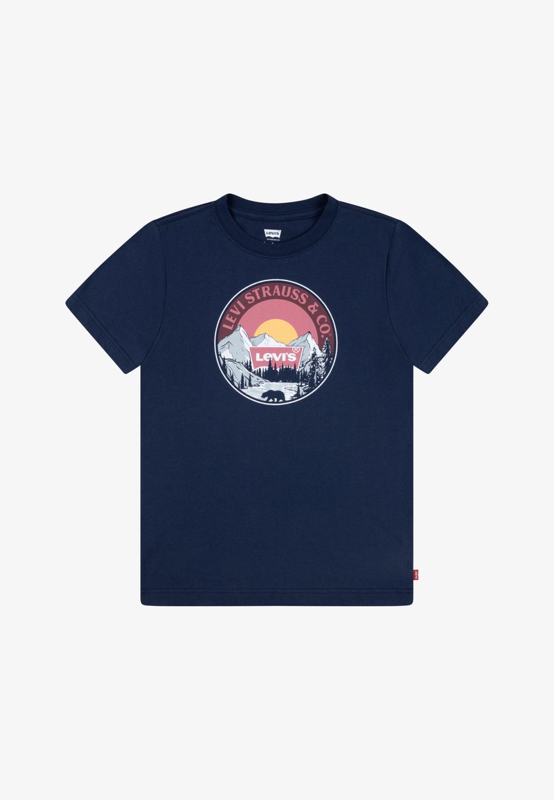 Camiseta de algodón azul marino con un gráfico circular de montañas y un atardecer, con "Levi Strauss & Co" y una ilustración de un oso.