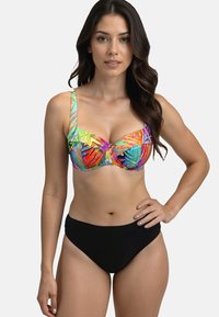 Top bikini colorato con un motivo geometrico tropicale e spalline larghe, abbinato a un fondo alto nero a tinta unita.