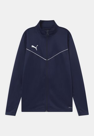 Navy Zip-Jacke aus glattem Stoff, mit hohem Kragen, weißem Akzentstreifen und einem kleinen weißen Logo auf der linken Seite.