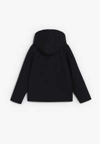 Chaqueta negra con capucha, de mangas largas, textura suave y diseño limpio. Presenta un color sólido sin patrones visibles ni herrajes.