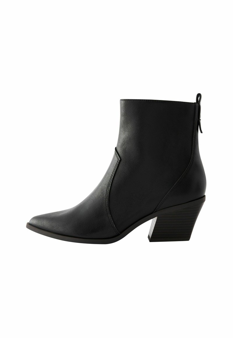 Stivaletto nero realizzato in pelle sintetica liscia, con punta affusolata e tacco a blocco spesso con un motivo testurizzato.