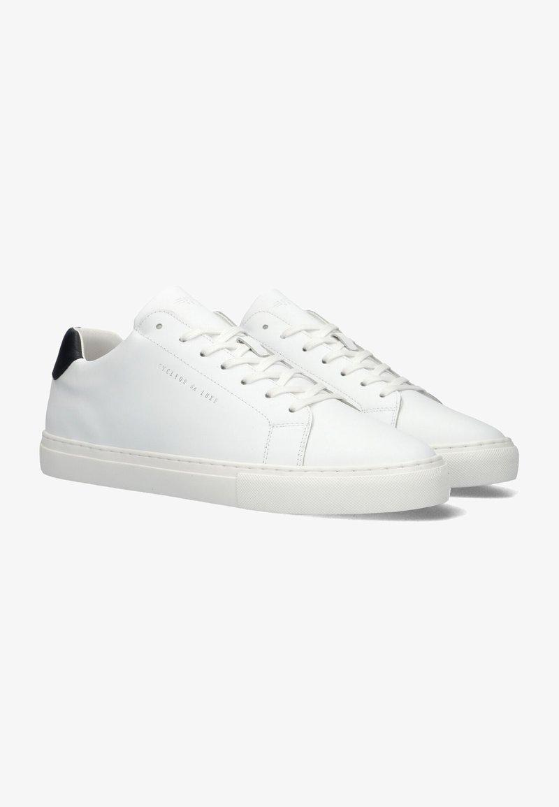 Witte leren sneakers met een gladde afwerking, ronde neus, platte rubberen zool en zwarte hielaccent. Voorzien van veters, stiksels en een logo.