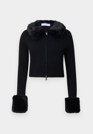 Cardigan preto canelado com fecho éclair, colarinho de pelúcia sintética e punhos grandes de pelúcia sintética combinantes nas mangas longas.