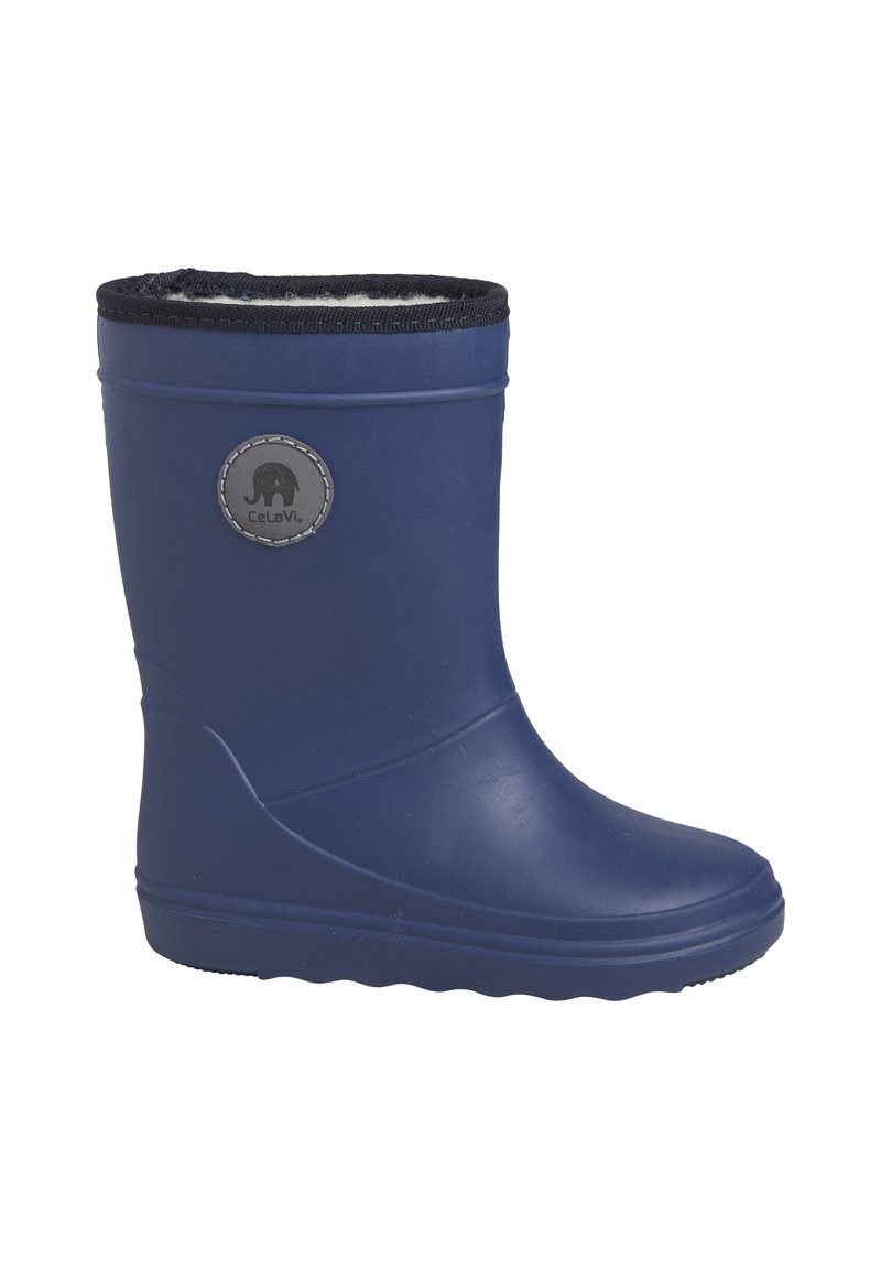 Botte en caoutchouc bleu marine avec une surface texturée, un bout rond et une doublure en polaire noire en haut. Présente un logo circulaire sur le côté.