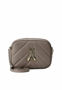 Borsa a tracolla in finta pelle grigia trapuntata con un accento dorato a forma di insetto, dotata di chiusura a zip e di una tracolla a catena removibile.