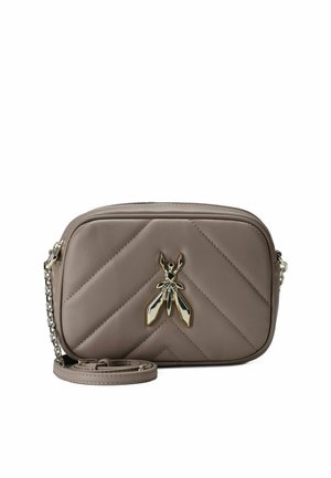 Bolso cruzado de cuero sintético gris acolchado con un acento de insecto dorado, que cuenta con un cierre de cremallera y una correa de cadena desmontable.