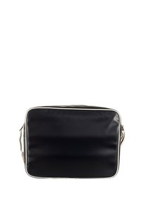 Borsa nera rettangolare con texture liscia, piping bianco e una sola tracolla; presenta una chiusura con zip. Design semplice e funzionale.