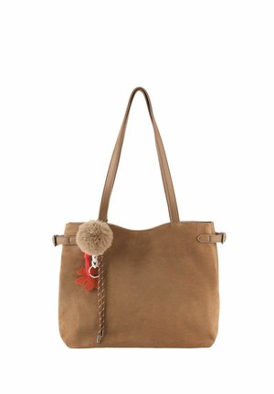 Bruine suède tote tas met lange hengsels en een decoratieve beige pompon en een rood bladbedeltje aan één kant bevestigd.