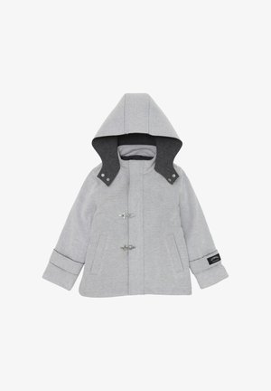 Cappotto grigio con cappuccio, colletto a patta e chiusure a toggle. Presenta due tasche laterali e un logo nero sul polsino. Tessuto morbido e strutturato.