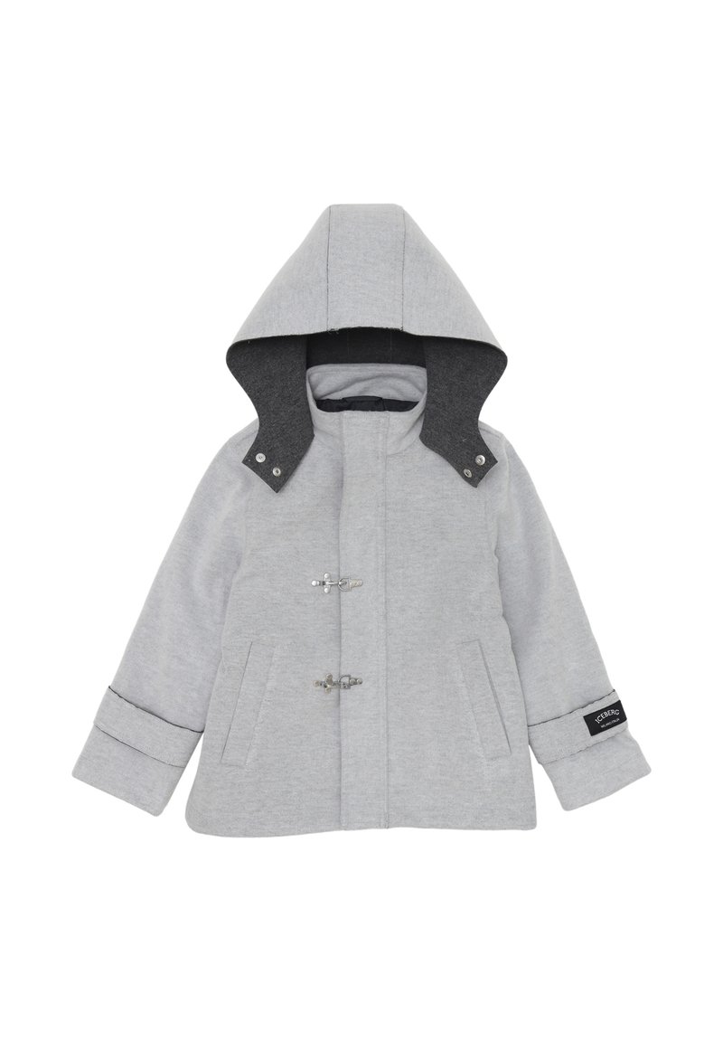 Cappotto grigio con cappuccio, colletto a patta e chiusure a toggle. Presenta due tasche laterali e un logo nero sul polsino. Tessuto morbido e strutturato.