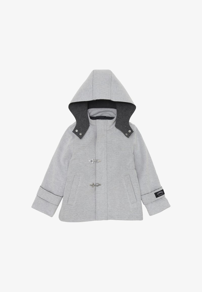 Cappotto grigio con cappuccio, colletto a patta e chiusure a toggle. Presenta due tasche laterali e un logo nero sul polsino. Tessuto morbido e strutturato.