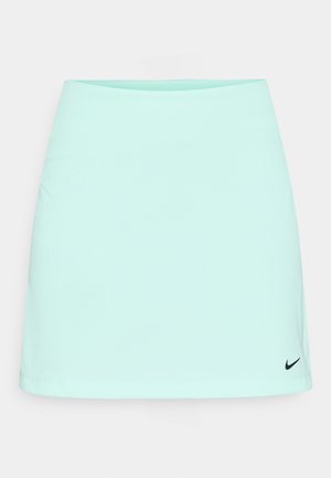 Minzgrüner Tennisskirt mit glatter Textur, verfügt über ein schwarzes Nike-Logo unten rechts, entworfen für sportliche Leistung.