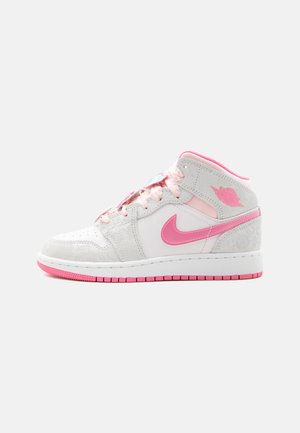 Biała i jasnoszara wysoka sneakers z różowym logo Nike, różową podeszwą, różowymi sznurowadłami oraz wytłaczanymi kwiatowymi wzorami na panelach.