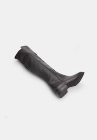 Cizme negre din piele, cu un aspect neted, până la genunchi, cu un design structurat, toc jos și pătrat, și vârf rotunjit. Detaliile laterale au cusături minime.