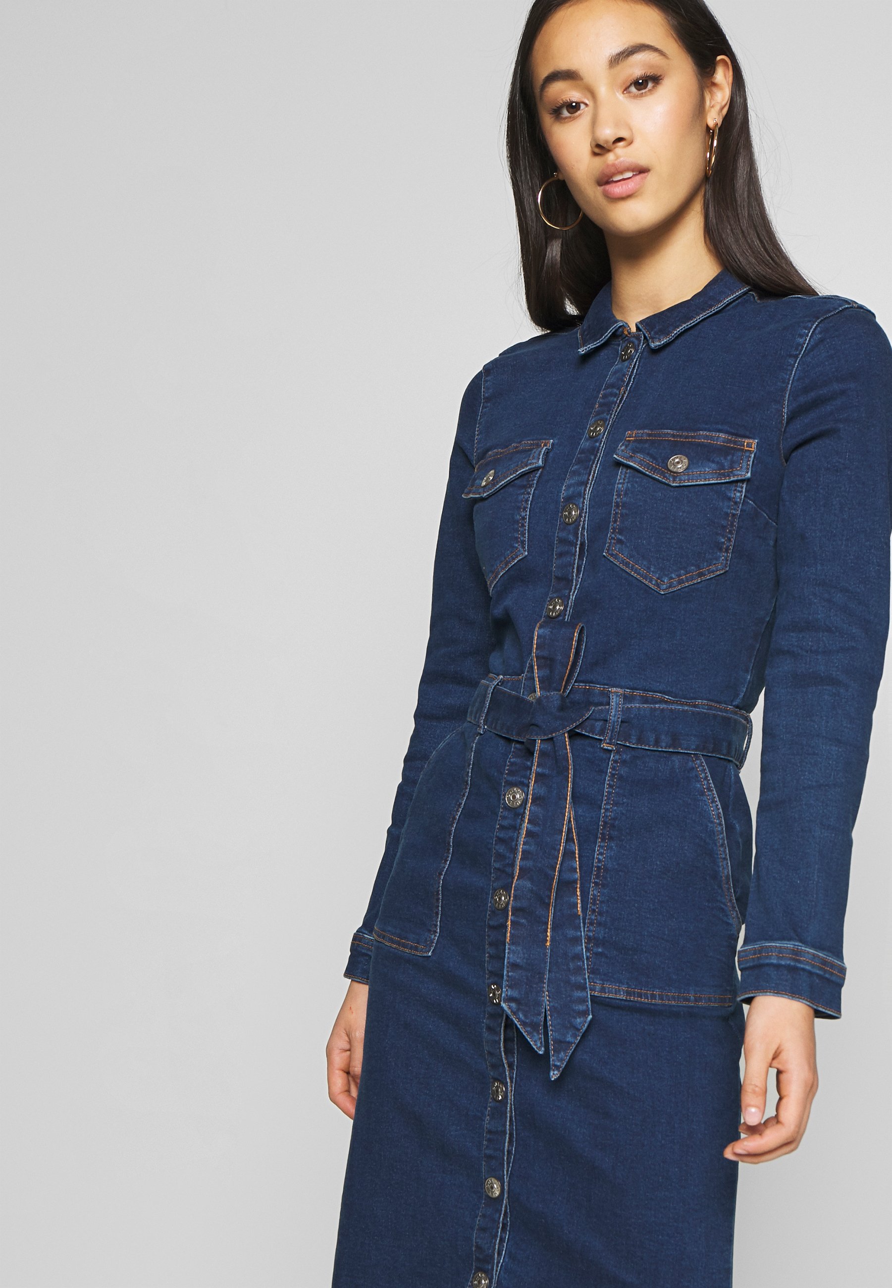 ONLFLAKE BODYCON DRESS Dongerikjole medium blue denim ONLFLAKE BODYCON DRESS Dongerikjole medium blue denim