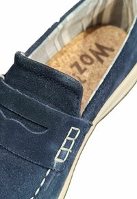 Scarpa slip-on in suede blu navy con cuciture bianche, una fessura decorativa sulla tomaia e una soletta beige testurizzata con logo.