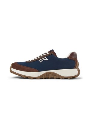 Lavprofilsneakers med marineblåt stof, brune ruskindsdetaljer, hvide snørebånd, gummisål og brunt slidmønster, sidevisning på hvid baggrund.