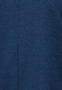 Strickstoff in Dunkelblau mit einem strukturierten, gerippten Muster. Die Oberfläche erscheint weich mit einem subtilen Schimmer und weist vertikale Linien auf.