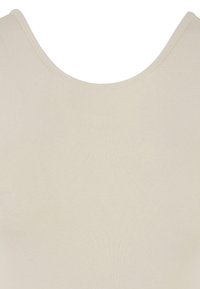 Beige bordázott ujjatlan felső széles, lekerekített nyakkivágással. Az anyag sima és rugalmas, jól illeszkedő sziluettet kínál.