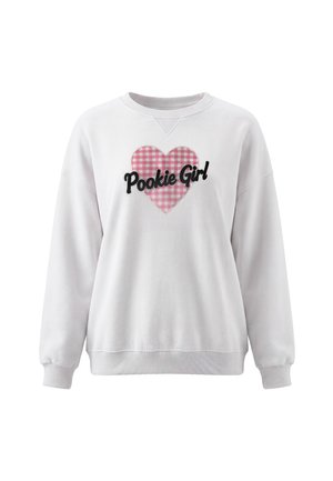 Hvid crewneck sweatshirt med lange ærmer, med et pink gingham-hjerte og sort tekst, der lyder "Pookie Girl" på forsiden.