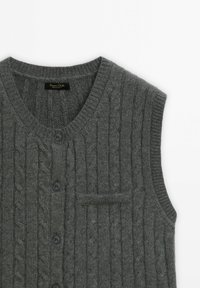 Graue gestrickte ärmellose Strickjacke mit Zopfmuster, V-Ausschnitt, fünf Knöpfen und einer kleinen Vorderseite Tasche. Hergestellt aus weicher Wollmischung.