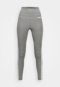 Leggings grigi con vita alta, realizzati in materiale morbido, con strisce bianche ai lati e logo Adidas sul davanti.