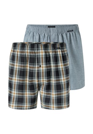 Zwei Paar Herrenboxershorts, eines in einfarbigem Grau und eines im schwarz-weiß-braunen Karomuster, beide mit elastischem Bund.