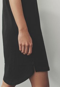 Next PETITE FIT  CAP SLEEVE V-NECK  - Džersio suknelė - black