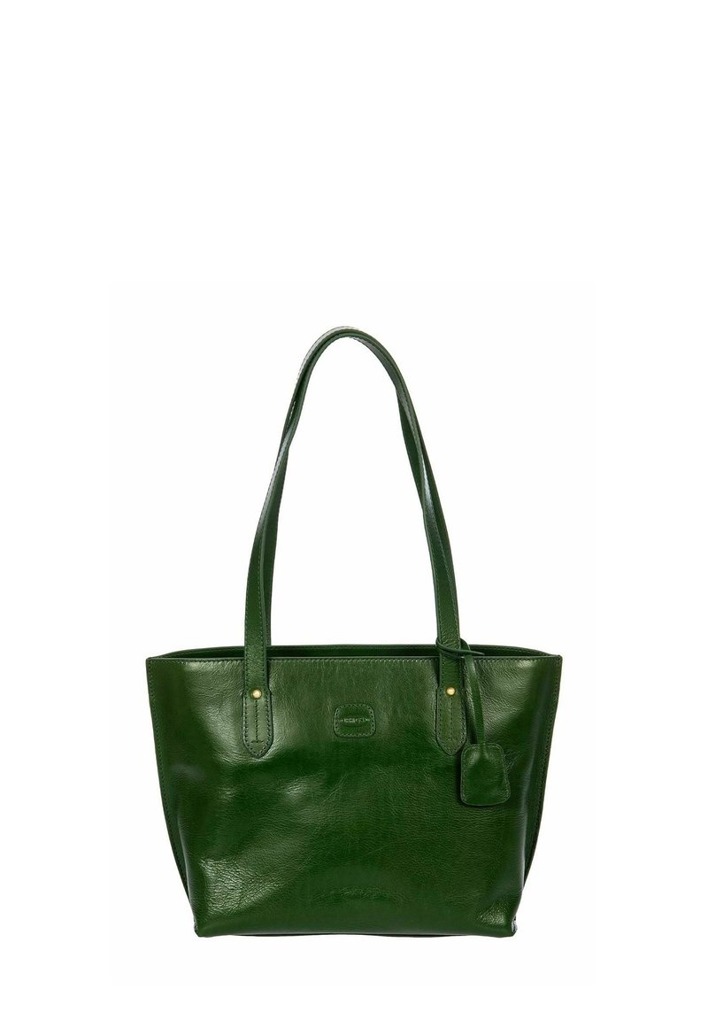 Sac fourre-tout en cuir vert avec deux longues poignées, une forme structurée et une petite étiquette décorative. Présente une texture lisse et des accents matériels minimaux.