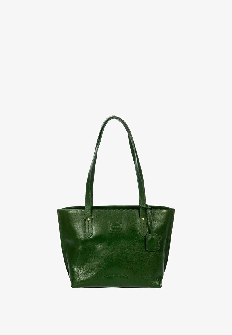 Sac fourre-tout en cuir vert avec deux longues poignées, une forme structurée et une petite étiquette décorative. Présente une texture lisse et des accents matériels minimaux.