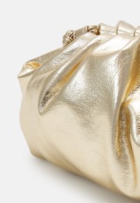 Goldfarbene Metallic-Umhängetasche aus Kunstleder mit gerafftem Design und einem gesammelten oberen Rand. Verfügt über eine reflektierende Textur und eine glatte, elegante Oberfläche.