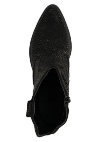 Botines negros de tobillo fabricados en material texturizado, con punta afilada y tachuelas decorativas. Diseño elegante con cierre de cremallera en el lateral.