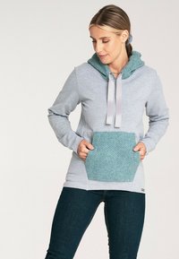 Szary kaptur z akcentem w kolorze niebiesko-zielonym, z kieszenią, charakteryzujący się teksturowanym wzorem dżersejowym, dwoma sznurkami ściągającymi i dopasowanym krojem.