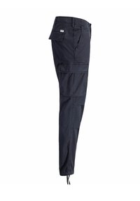 Pantalones cargo azul marino oscuro con múltiples bolsillos con solapa, bajo con cordón lateral y trabillas para cinturón, mostrados de lado sobre un fondo blanco.