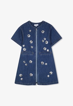 Robe en denim à manches courtes, fermeture éclair et deux poches avant. Présente des ornements de fleurs en sequins argentés éparpillés sur un fond bleu foncé.