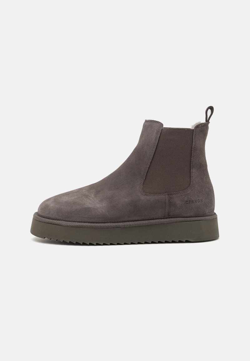 Grå mocka chelsea boots med elastiska sidopaneler, dragflik och en texturerad gummisula. Slät yta och minimalistisk design.