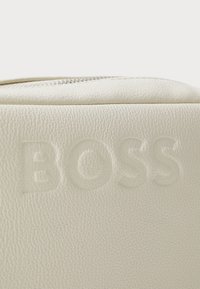 BOSS ADDISON CROSSBODY - Skulderveske - open white