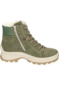 Botte cheville en suede verte avec une finition texturée, dotée de lacets beiges, d'une fermeture éclair latérale et d'une semelle en caoutchouc blanche avec un motif de grip.