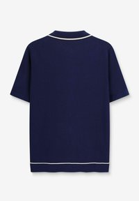Navyblauwe polo met korte mouwen, voorzien van een witte bies op de kraag en de zoom. Glad materiaal met een ontspannen pasvorm.
