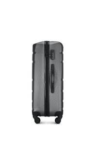 Valigia rigida nera con finitura texture. Dotata di zip a scomparsa, lucchetto a combinazione e quattro ruote per una maggiore mobilità.